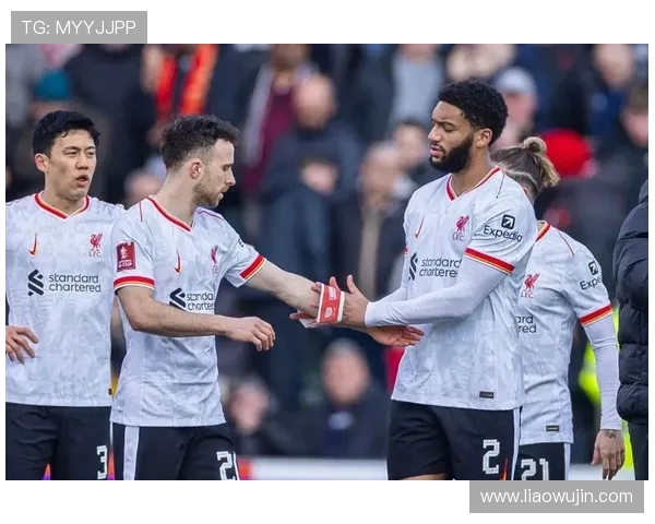 利物浦与狼队赛后家属欢聚一堂共享胜利喜悦与感动时刻 利物浦与狼队赛后家属欢聚一堂共享胜利喜悦与感动时刻